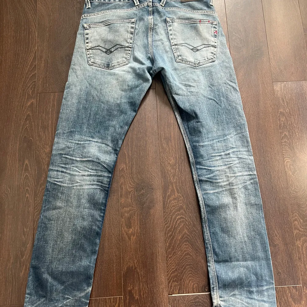 Snygga gråa jeans från Replay. De har en slitning på ena benet. Dom är i mycket bra skick! Vid funderingar bara att höra av er!💪. Farkut & Housut.