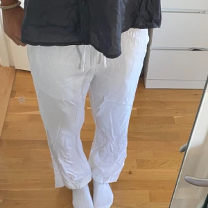 Vita linnebyxor  - Säljer ett par vita linnebyxor med elastisk midja. Byxorna har en avslappnad passform och är perfekta för varma dagar. De har också praktiska fickor på sidorna och bak. Säljer då dem är för korta för mig som e 171. Storlek XS och pris kan diskuteras 