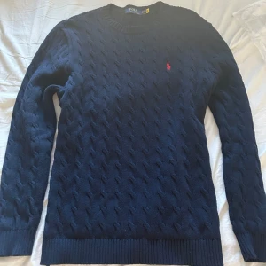 Ralph lauren cableknit navy - Marinblå Ralph lauren tröja Cable knit. Skit snygg inte alls använd i storlek xL. Pris ej ristat i sten går att förhandlas.
