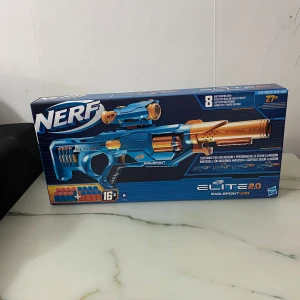 Nerf Elite 2.0 Eaglepoint RD-8 och Ace SD-1 - Säljer två Nerf Elite 2.0 blasters: Eaglepoint RD-8 med 8-pils trumma och Ace SD-1. Eaglepoint har avtagbar pipa och sikte, medan Ace är kompakt och lätt att hantera. Perfekt för actionfyllda lekar och tävlingar. Båda är i originalförpackning. Eaglepoint RD-8 150 kr Ace SD-1 kostar 50kr