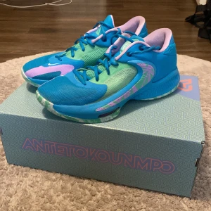Nike Zoom FREAK 4 - Säljer mina basketskor för att jag inte längre spelar, änvåndes under ca 1 säsong, det är något som är fastklistrat på vänster häl men det går nog lätt att skrapa bort. Galet snygga på fötterna och sköna! Inte så mycket tecken på användning förutom att sulan inuti förlorat sitt print! :)