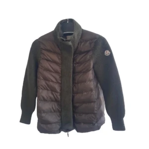 Moncler cardigan  - Säljer denna super snygga cardigan från Moncler🥰. Säljer endast då den inte passade mig!!