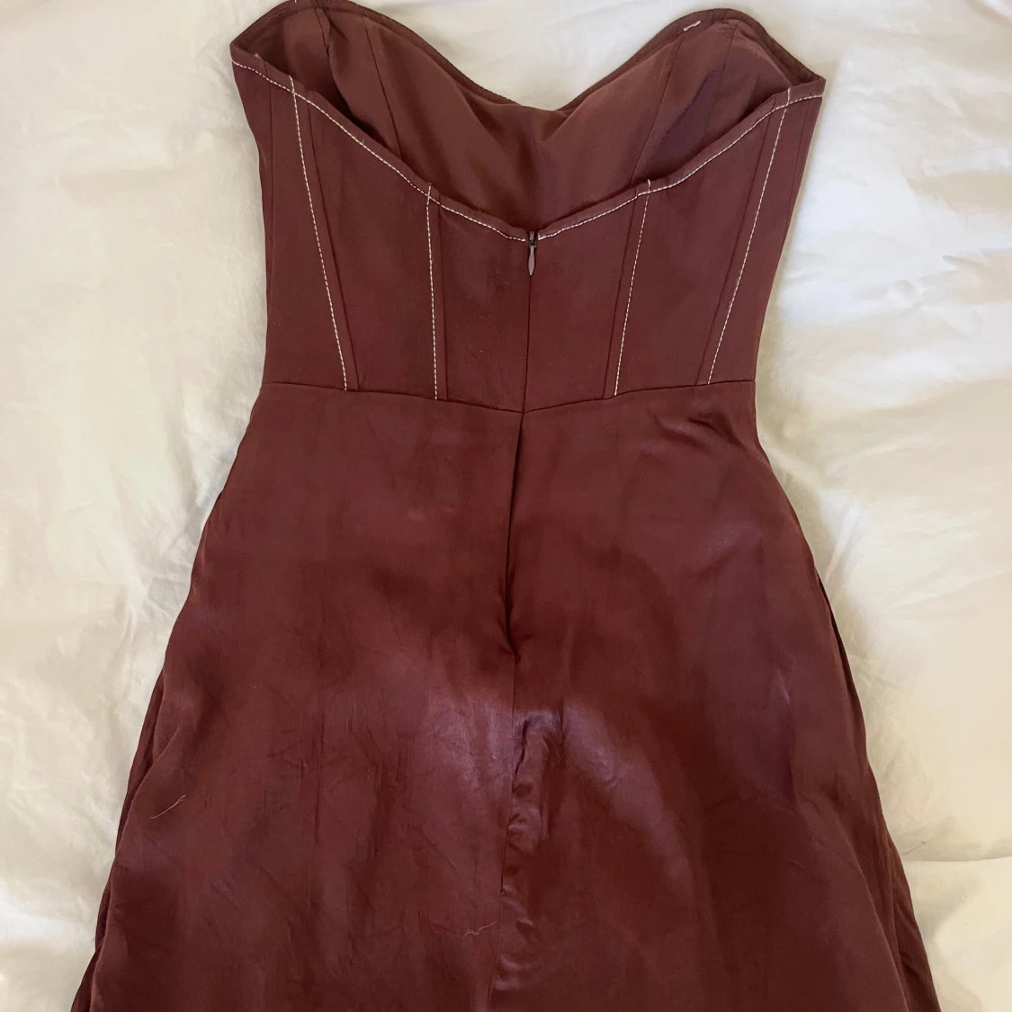 Brun axelbandslös klänning - 1