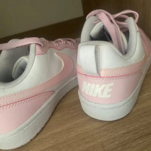 Nike sneakers i vitt och rosa - Snygga Nike sneakers, aldrig använda storlek 38