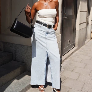 Ljusblå jeanskjol med slits - Ljusblå jeanskjol i storlek 34 och är helt oanvänd med prislapp💗från NA-KD