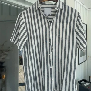 Ny linneskjorta med tags!! - 🔵säljer denna helt nya linneskjorta med tags kvar, perfekt inför sommarn, hör av er vid funderingar 🤝