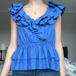 Populär H&M topp - Snyggaste voalngtoppen från H&M😍💕💕💕 Storlek 40 men passar mig som brukar ha 34/36🤗🌸