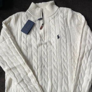 Stickad tröja från Polo Ralph Lauren - Stickad tröja från Polo Ralph Lauren. Väldigt bra kvalite, alla färger/storlekar finns. Skriv vid intresse.