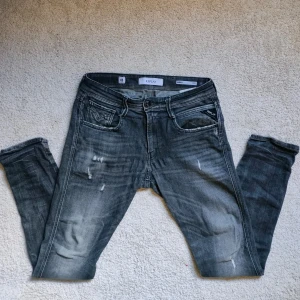 Replay anbass slitningar  - Säljer dessa extremt eftertraktade replay anbass aged. Extremt snygg tvätt/wash och feta slitningar. De är storlek 27 i midja men sitter mer som 28-30 och 32 i längd. Skriv vid minsta fundering!