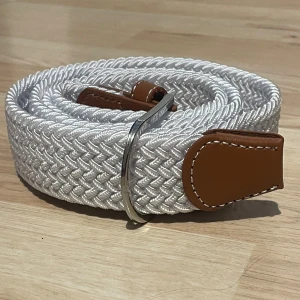 Vitt flätat bälte - Hej, säljer ett stilrent vitt flätat bälte som passar med det mesta. 110 cm. Kan gå ner i pris vid snabb affär!
