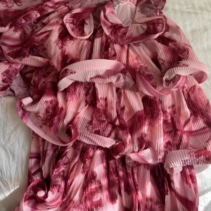 Rosa och vinröd blommig klänning - Ny!.