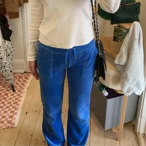 Juicy byxor - Blå juicy byxor i storlek xs. Säljer för att dom inte kommer till andvändning. Pris kan diskuteras