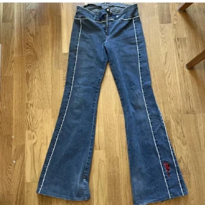 Coola jeans utan bakfickor - Sååå himla coola jeans utan bakfickor (endast en liten, mer som detalj) med coola ränder på sidan!