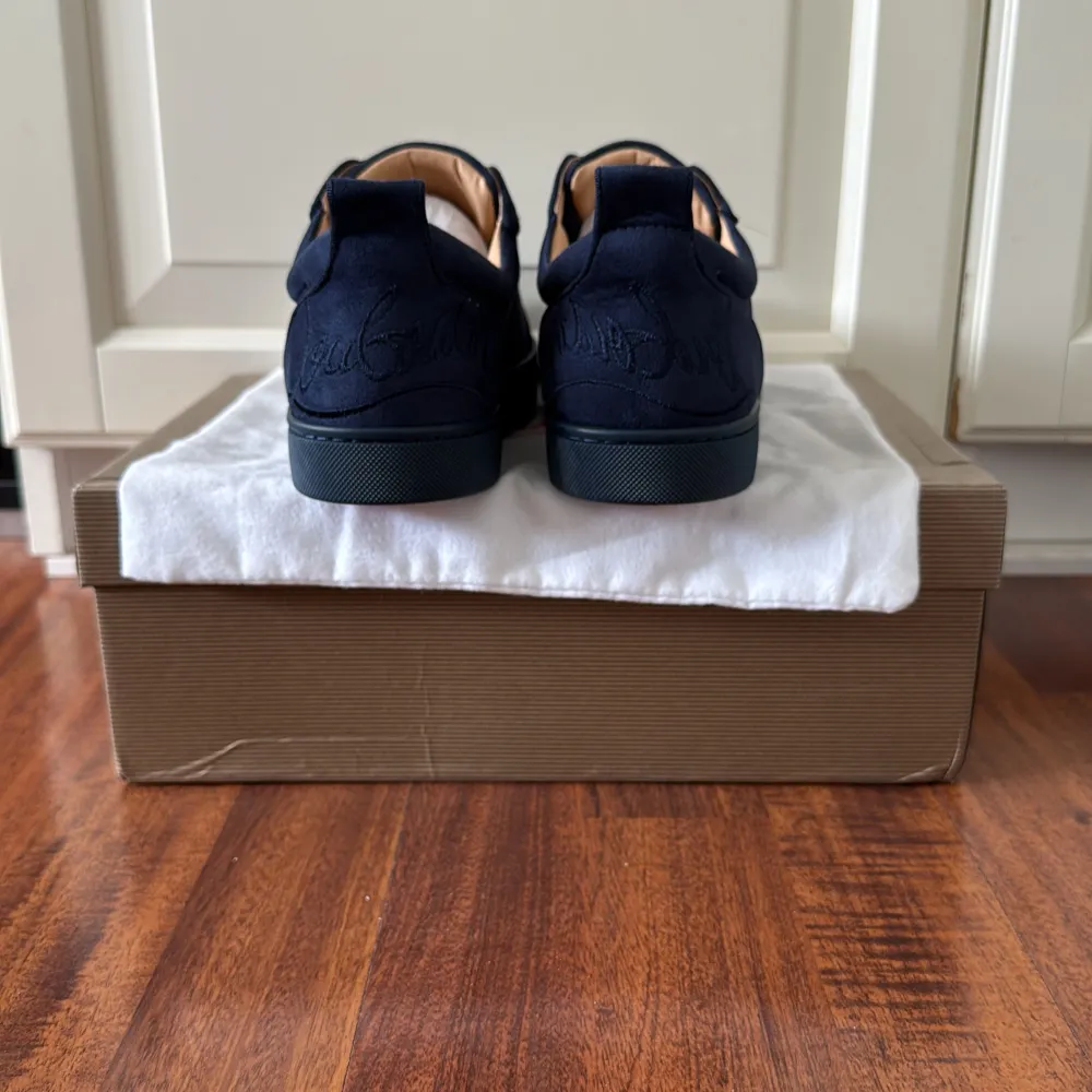 Tja! Säljer ett par sjukt snygga Christian Louboutin skor utan spikar i färgen mörkblå. Skick: 10/10 helt nya aldrig använda bara testade. Storlek: 39 stor i storleken så passar 40 också. Pris: 2999kr kan diskuteras vid snabb affär💨 Passar både till vardag och fest ger din outfit en lyxig touch. Kom DM vid funderingar eller fler bilder🥰. Kengät.