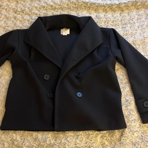 Mörkblå kappa från Gina Tricot - Mörkblå kappa från Gina Tricot. Har använts några gånger. Kappan tvättas innnan det skickas. Hör av dig om du är intresserad.