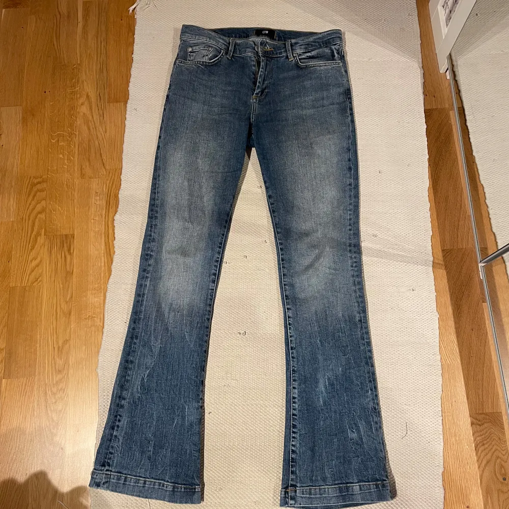 Snygga blå jeans från LTB med en klassisk bootcut-stil. De har en lätt tvättad look och femficksdesign. Perfekta för en avslappnad stil.. Farkut & Housut.