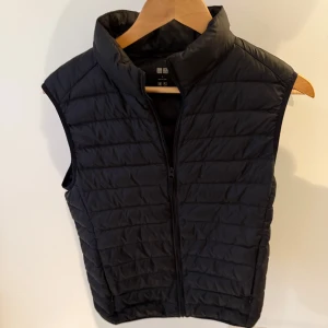 Uniqlo väst  - Säljer nu denna uniqlo väst i toppskick. Den är i storlek S och är perfekt nu för våren. Bara att höra av er vid funderingar mvh Liam!