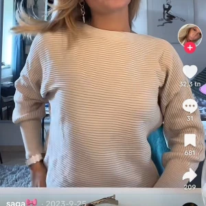 Only beige tröja - Säljer en beige tröja från Only. Den är i storlek XS(står XL i tröjan men det är produktionsfel). Köpte den för 399 kr och säljer för 250. Endast använd en till två gånger och saknar defekter💞  Obs. Lånade bilder  