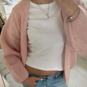 Rosa kofta lindex - Endast testad. Storlek M/L men upplevs mindre i storlek enligt mig som normalt har S/M. Skriv om du vill köpa så aktiverar jag köp nu!! Färgen heter ”light pink” på hemsidan