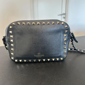 Valentino väska  - Så snygg väska från Valentino, säljer då jag tröttnat. Har dustbag och kvitto. Kan gå ner i pris vid snabb affär♥️ Skriv vid frågor eller fler bilder