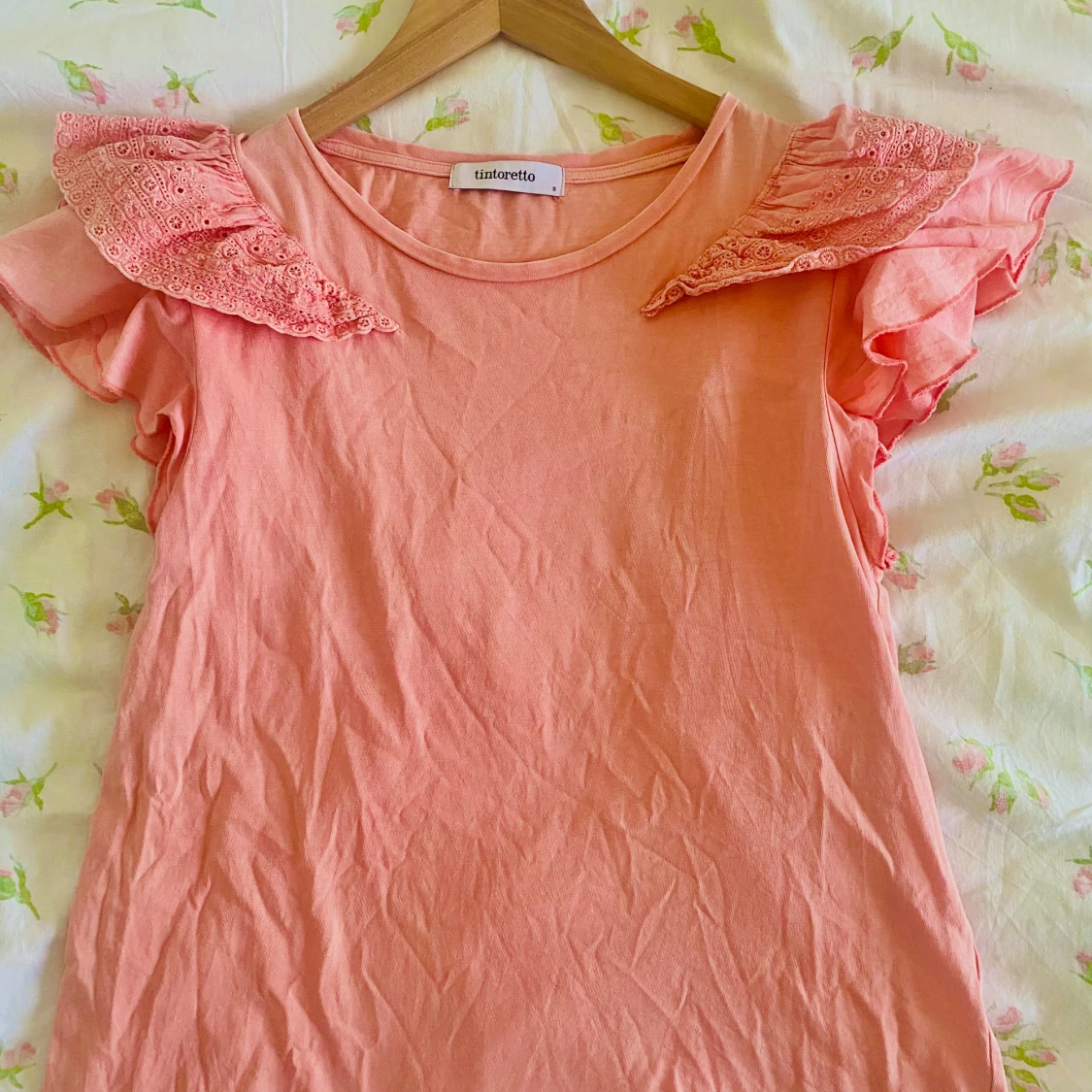 Rosa topp med spetsdetaljer från Tintoretto - 3