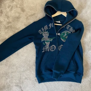 Rhinestone tröja - Skön tröja som endast är använd 1 gång, priset är inte fast, möjligt att sänka vid snabb affär. Köpt för runt 800 ny. Skriv gärna i dm för fler frågor.