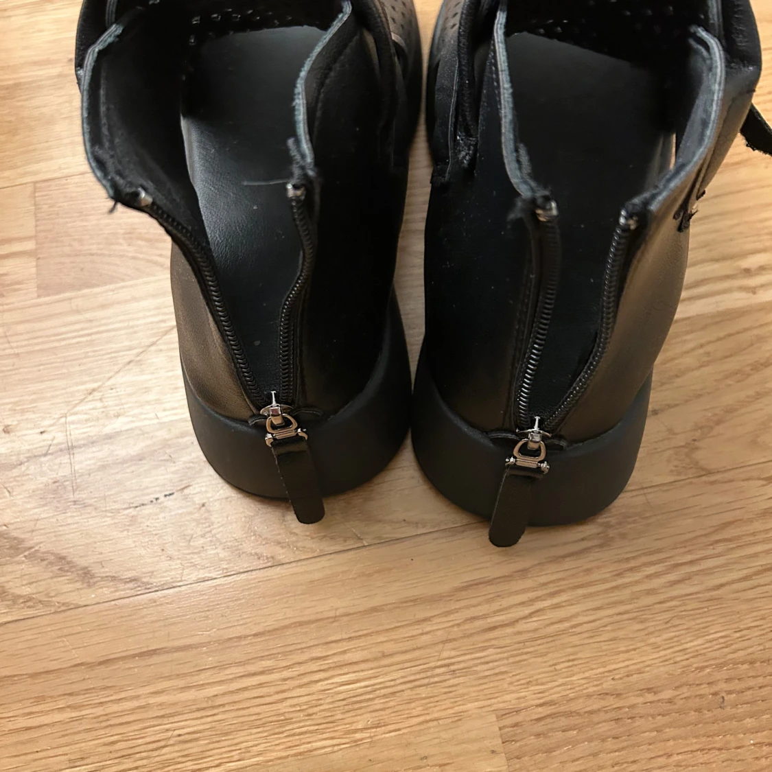 Svarta perforerade sandaler - 4