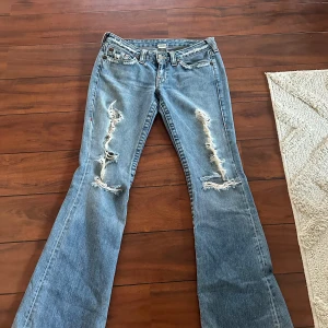 True religion jeans - Jätte fina jeans som är sjukt snygga men som tyvärr va för små, midjemått 40 innerbenslängden 83. För bilder på kolla på samma annons längre ner i min profil🩷🩷pris är diskuterbart