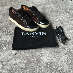 Lanvin  - Tja! Säljer nu mina riktigt snygga lanvins skor! Dem är i riktigt fint skick, storlek UK 6 det medföljer 2 dustbags och 2 extra snören vid köp. Det är bara och skriva om det är något du fundera över🤩 MVH Olle 