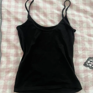 Svart linnetopp från Gina Tricot - Ett svart linne från Gina. Har nästan aldrig använt.