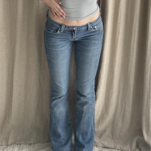 Lowwaist vintage jeans - Skitsnygga lågmidjade utsvängda jeans med fina detaljer på bakfickorna! 💕💕