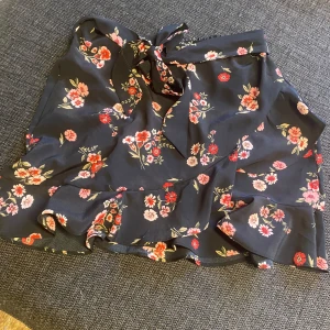 Blommig kjol från H&M - Blommig kjol från H&M, använd fåtal gånger