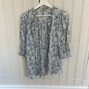 Blommig blus - Aldrig använd 