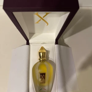 Xerjoff Naxos EDP 100ml - Lyxig parfym från Xerjoff i en elegant flaska med gulddetaljer. Använd fåtal gånger. Kvitto finns. Skriv vid minsta lilla fundering. Byten kan vara intressant så den ör bara att komma med förslag. Byten som kan vara extra intressant är PDM Altahir, YSL Babycat