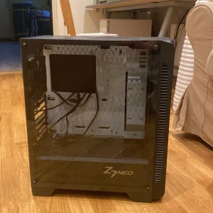 Svart datorchassi Zalman Z7 Neo - Säljer ett stilrent svart datorchassi Zalman Z7 Neo med glaspaneler och flera USB-portar. Chassit har en modern design med bra ventilation och plats för flera komponenter. Perfekt för gaming eller en kraftfull arbetsdator. Här är en länk till chassin på inet:      https://www.inet.se/produkt/6903749/zalman-z7-neo     Kan nog ändast mötas upp eftersom att cassin är för stor för alla tre alternativ på shipping, därför är det satt på litet så att fraktpriset plus chassi priset blir normala priset