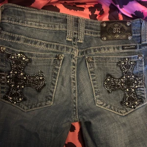 Miss me jeans - Snygga jeans från Miss Me med unika dekorerade bakfickor. De är i gamla modellen, LOW WAIST. Kom privat för fler bilder!🥰