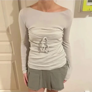  Unik topp med snörning - Storlek S från Zara 