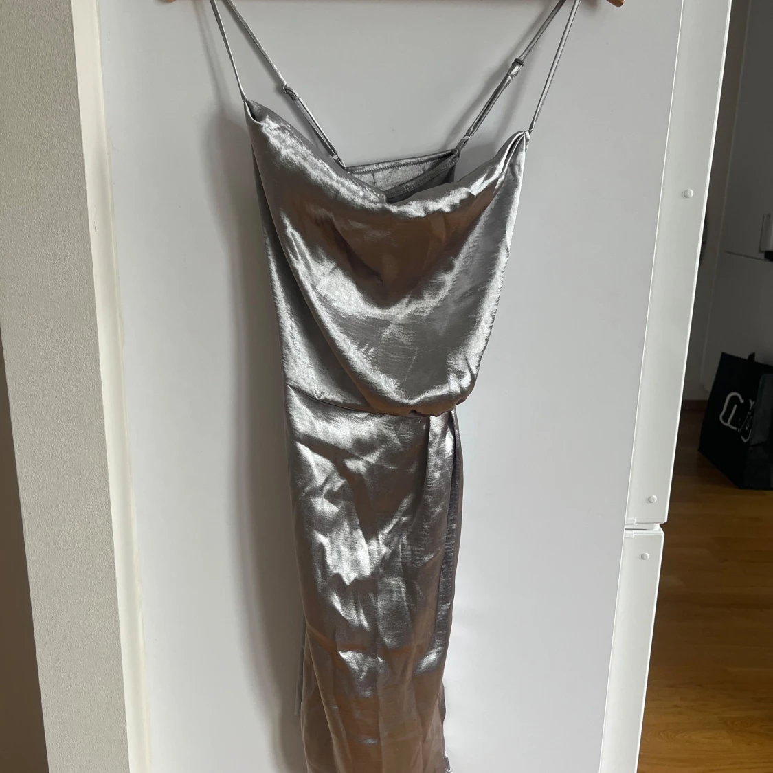 Silverfärgad klänning från NA-KD