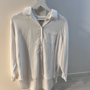 Vit linneskjorta - Snygg linneskjorta från only, nästan aldrig anvädnd