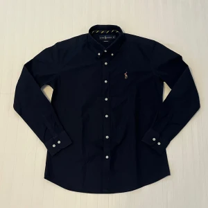 Ralph Lauren Skjorta - Ralph Lauren skjorta✨Storlek: M (liten i storleken, kom PM för mått✨Färg: Mörkblå✨Skick: Som ny✨Kom med bud💰