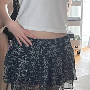 Söt volang kjol💗 - Super fin kjol från Brownie. Perfekt till vår och sommar!💐🩷