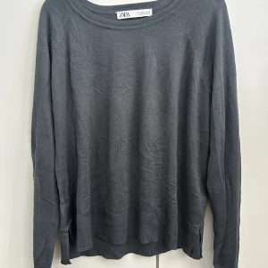 Grå tröja från Zara - Säljer en tunn grå/blå tröja från Zara. Tröjan har en rund halsringning och långa ärmar💓 