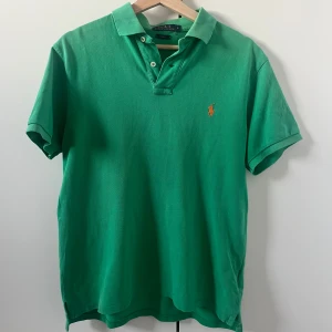 Ralph Lauren pike - Ralph Lauren pike storlek L passar M.                           Skick 7/10 bra skick men litet hål, se sista bilden.     Priset går såklart att diskutera!                                     Vid fler funderingar tveka inte på att slå en signal!       /VS     