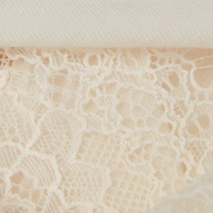 Vit intimissimi med spets - I väldigt bra skick. Säljs pga för lite användning. Använd 3 gånger🤍