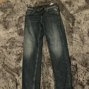 Mörkblå jeans från Replay - Snygga mörkblå jeans från Replay med klassisk femficksdesign. De har en normal passform och är perfekta för en avslappnad stil. Märkesdetaljer syns på bakfickan och insidan av midjan.