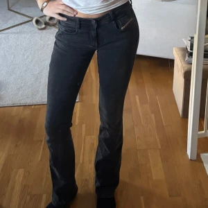 diesel jeans - Grå/svart low waist jeans från diesel i storlek W27 och L34 (som S) som inte riktigt kommit till användning. Nypris är ca 1800kr