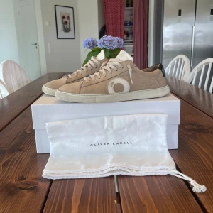 Oliver Cabell - Hej! Säljer nu mina Oliver Cabell skor då de har blivit för små. Mycket bra skick 8/10! Finns någon liten defekt men annars väl omhändertagna. Box och dustbag följer med. (Kan skicka fler bilder i pm) Vid frågor eller funderingar är det bara att skriva och priset kan diskuteras. MVH Filip