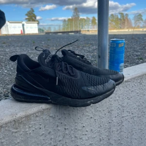 Nike 270s - Strl 42,5. Box finns. Ett hål på högerskon längst fram. sulorna är hela