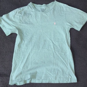 snygg Ralph lauren t-shirt - Som  t-shirten är i princip orörd. Dom är köpta i usa och är gjorda av en mjuk bomull.