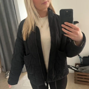 Zara jacka - Säljer min snygga Zara jacka. Har luddat lite men inget man tänker på. 💗perfekt vårjacka 